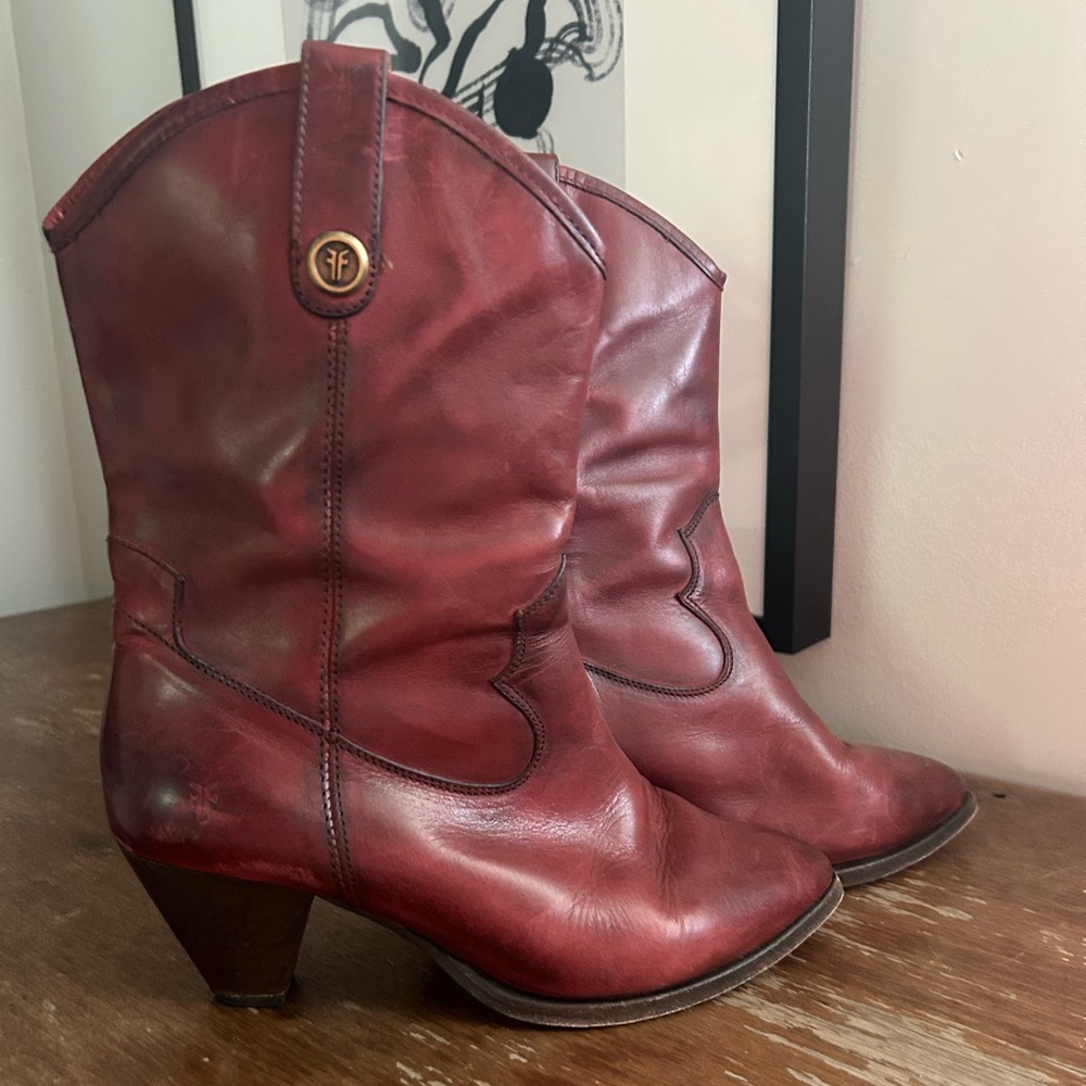 FRYE women’s June boot in wine color. Comfortable and timeless!